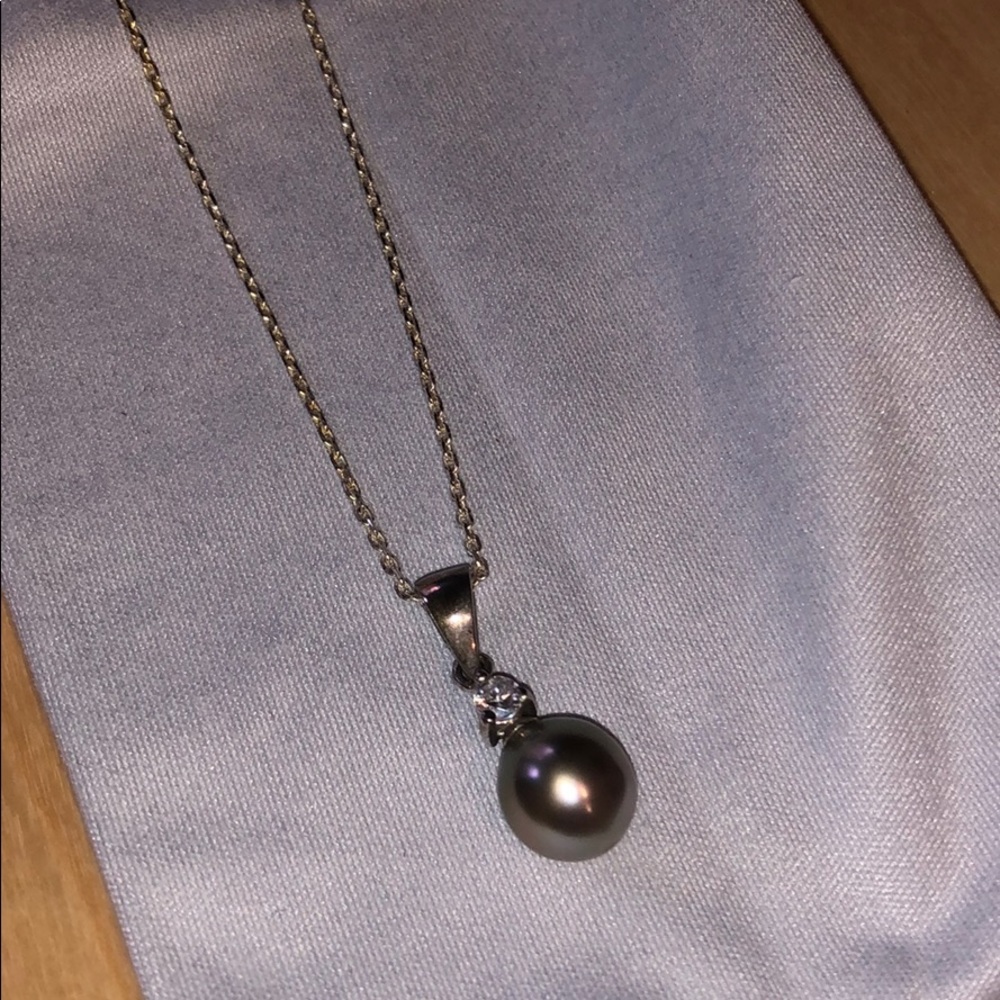 Silver necklace with Tahitian black pearl pendant